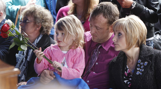 050413mp-elizabeth-collins-service-3